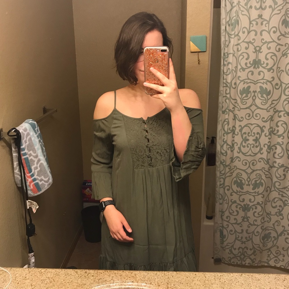 NWOT Cold shoulder ruffled lace dress!
